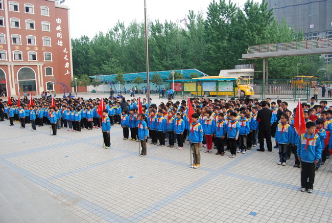 洛陽(yáng)東方外國(guó)語(yǔ)學(xué)校少先隊(duì)建隊(duì)儀式入場(chǎng)