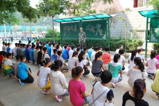 洛陽(yáng)東外2012初中部新生軍訓(xùn)