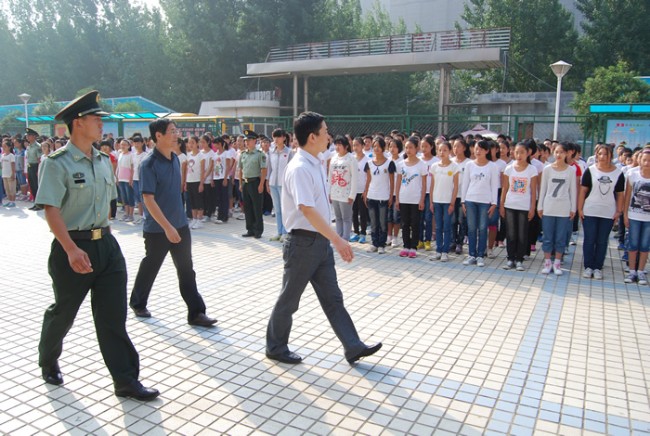 洛陽東外中學(xué)部新生軍訓(xùn)會操表演