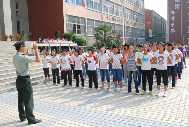 洛陽(yáng)東外中學(xué)部新生軍訓(xùn)會(huì)操表演