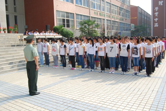 洛陽(yáng)東外中學(xué)部新生軍訓(xùn)會(huì)操表演