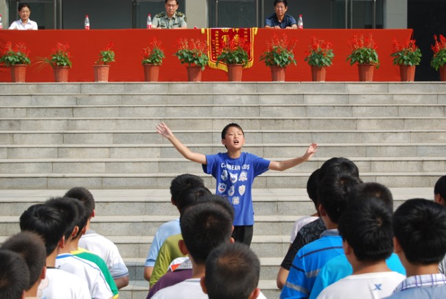 洛陽(yáng)東外中學(xué)部新生軍訓(xùn)會(huì)操表演