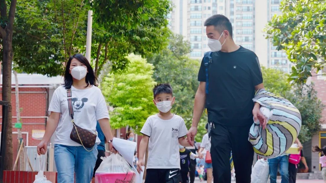 萌娃秒變“小大人”，東外一年級(jí)新生報(bào)到啦