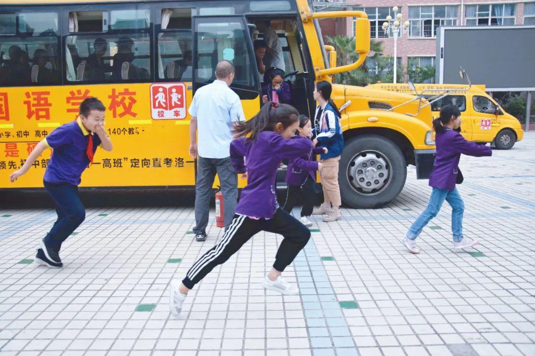 安不忘危 防患于未“燃”——洛陽(yáng)東外校車消防安全疏散演練