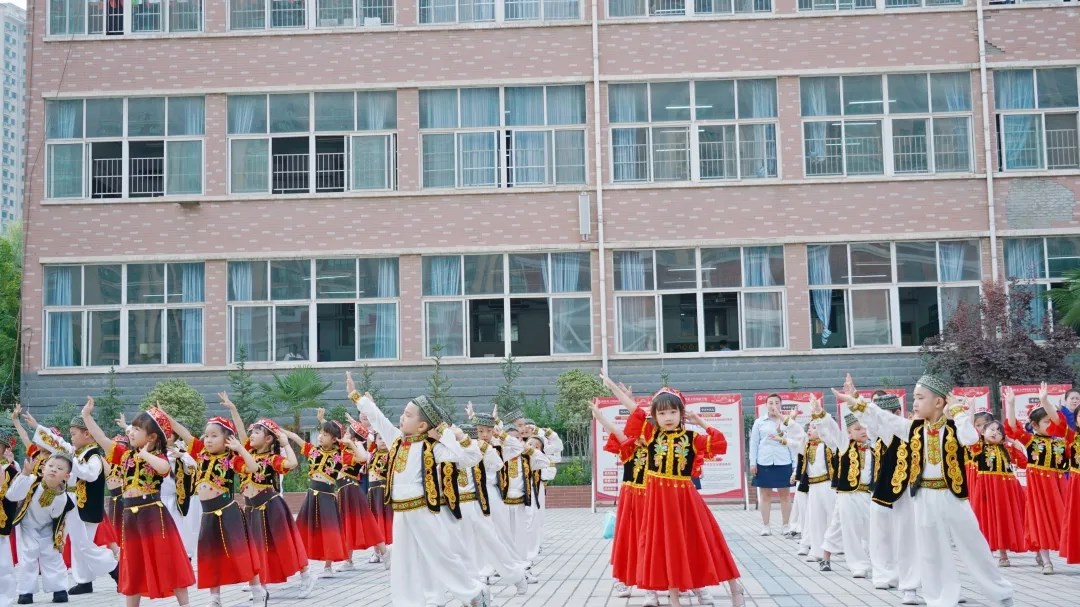 洛陽東方外國語幼兒園獻(xiàn)禮建黨一百年暨六一民族大聯(lián)歡活動(dòng)