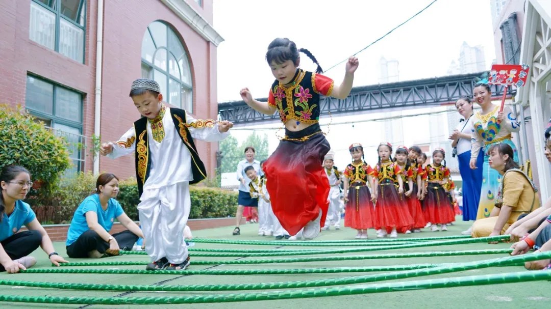 洛陽東方外國語幼兒園獻(xiàn)禮建黨一百年暨六一民族大聯(lián)歡活動(dòng)