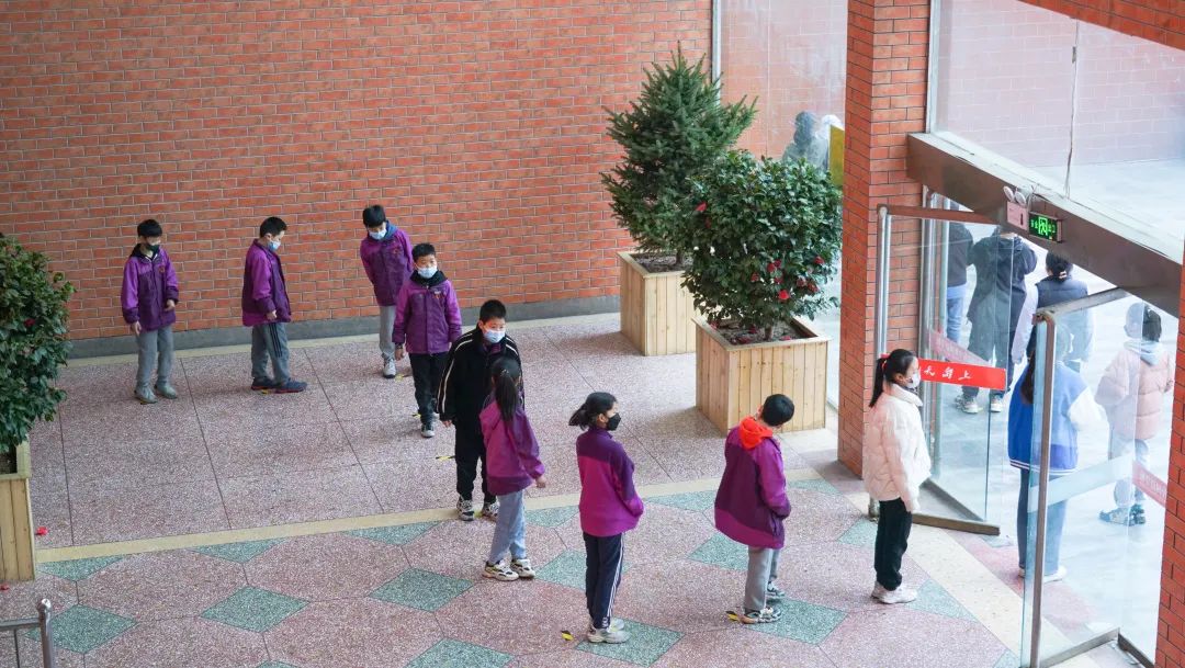 繁花似錦綻校園，核檢護航保平安